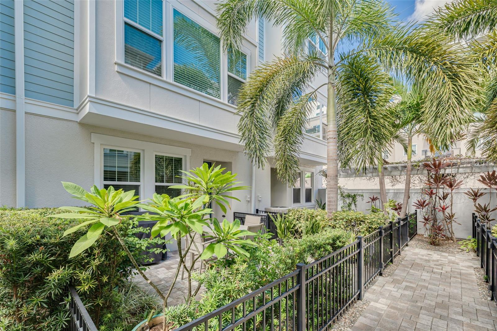 835 BURLINGTON AVENUE N