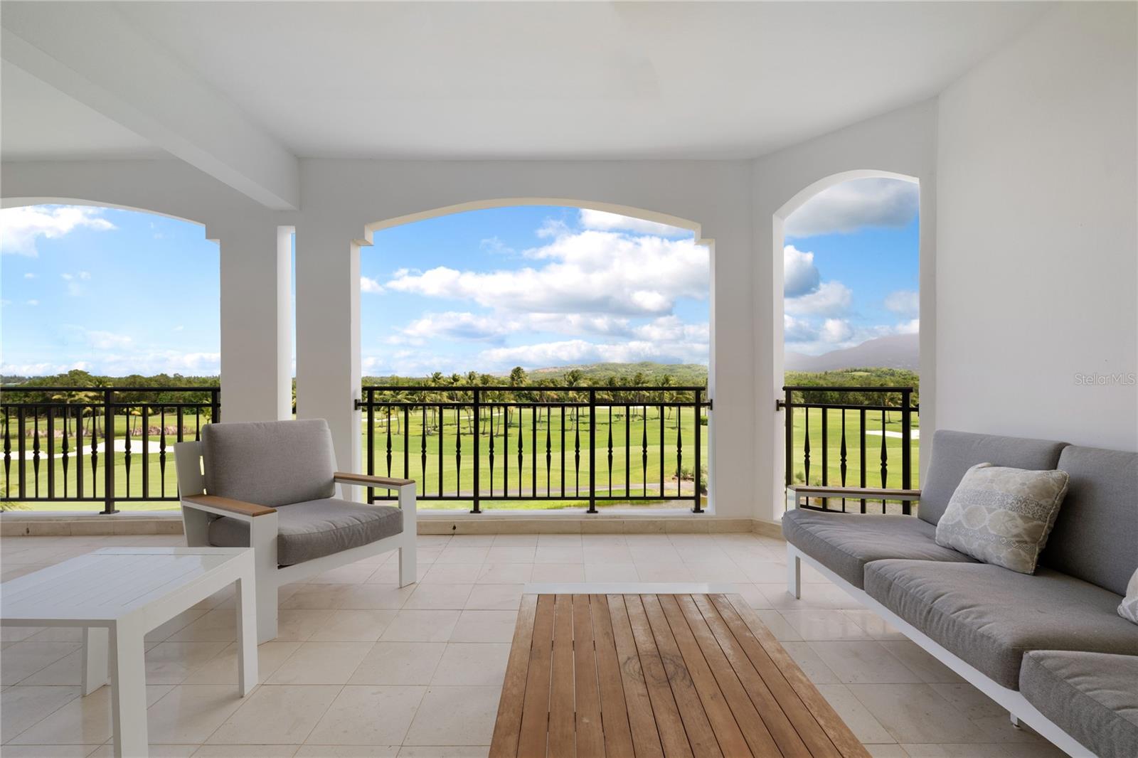 COUNTRY CLUB RESIDENCES - Residential