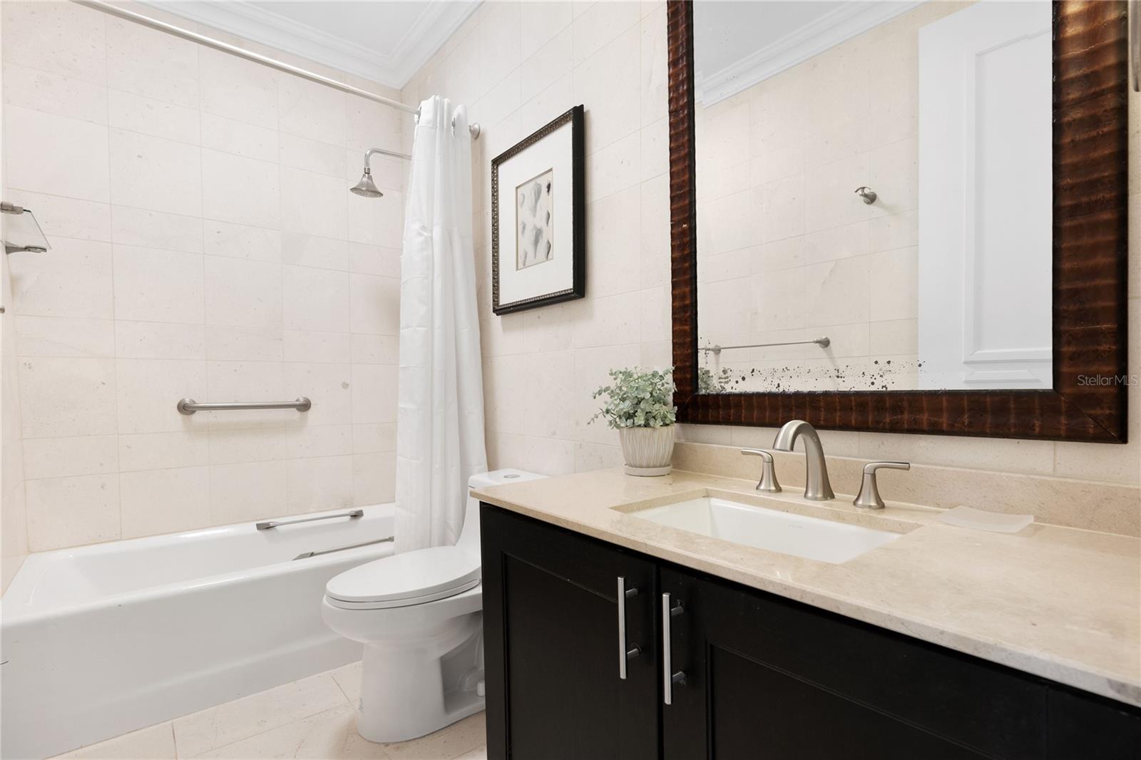 COUNTRY CLUB RESIDENCES - Residential