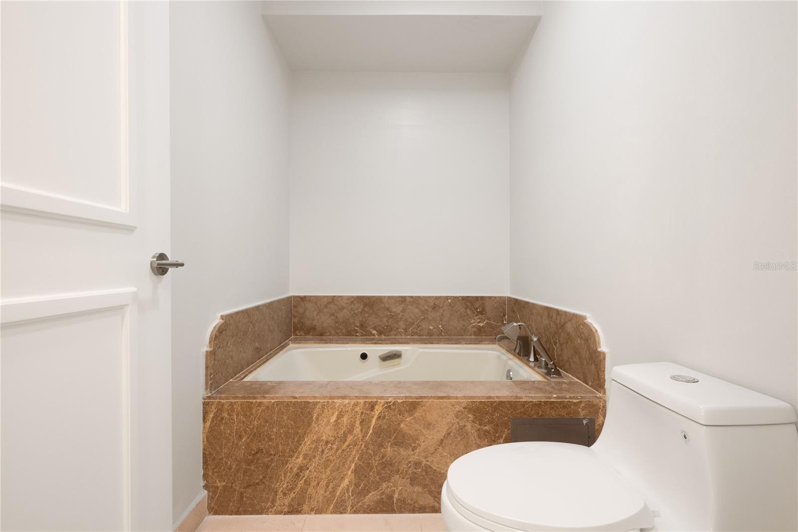 COUNTRY CLUB RESIDENCES - Residential