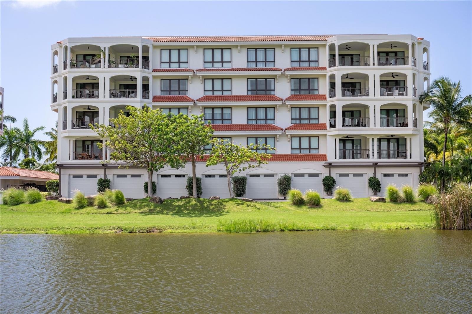 COUNTRY CLUB RESIDENCES - Residential