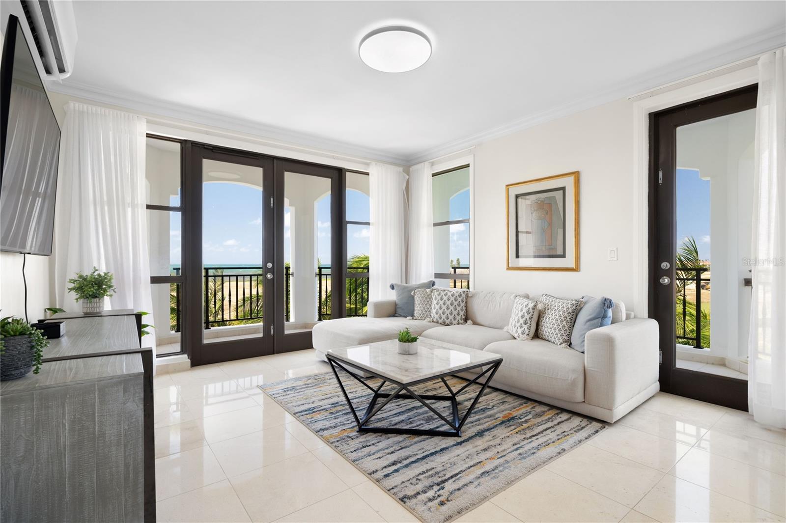 COUNTRY CLUB RESIDENCES - Residential