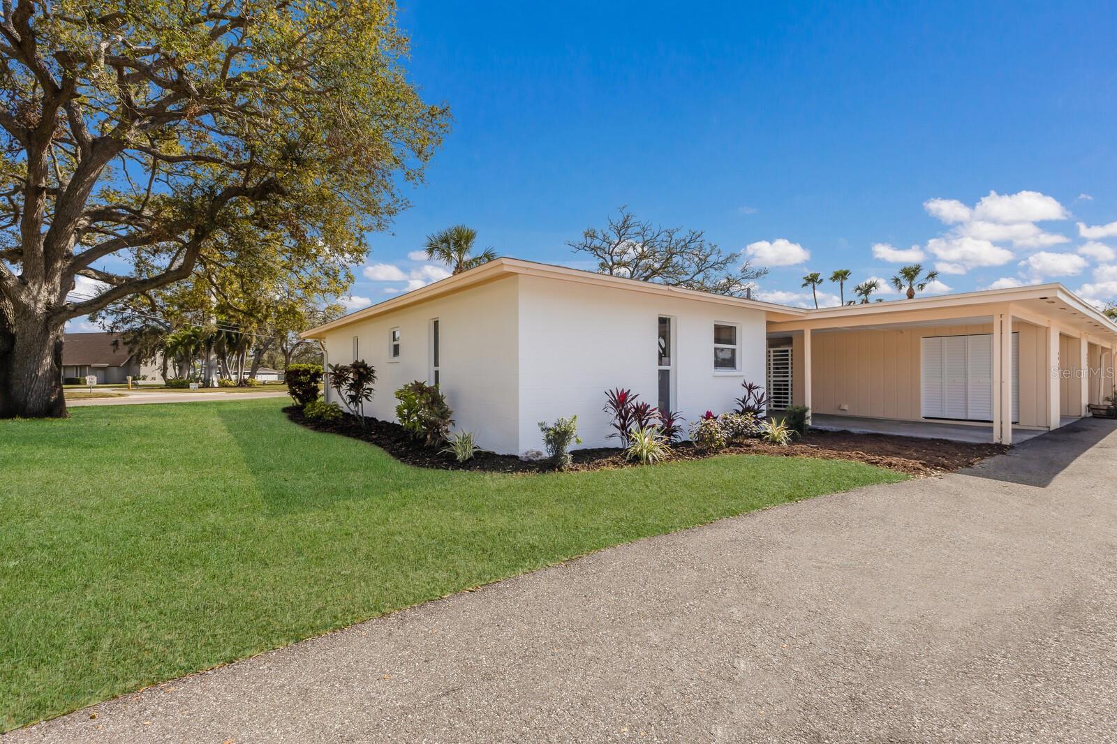 5011 LIVE OAK CIRCLE