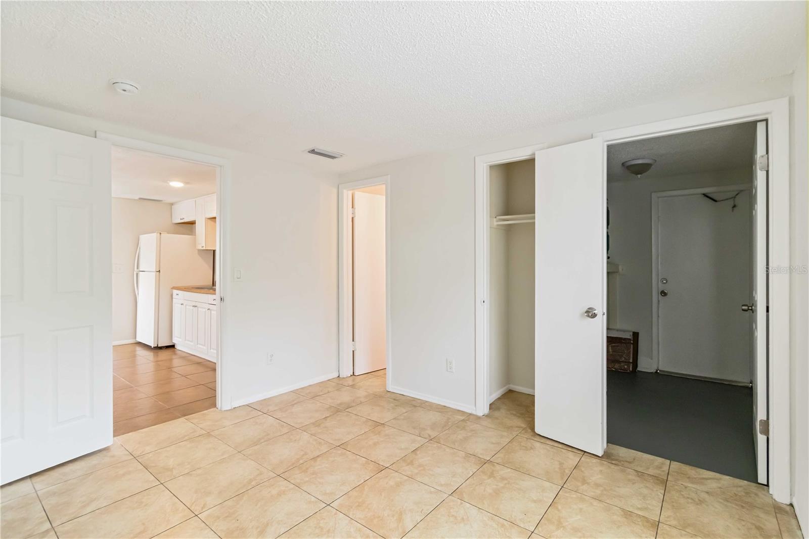 CAYMAN PARK - Residential Income