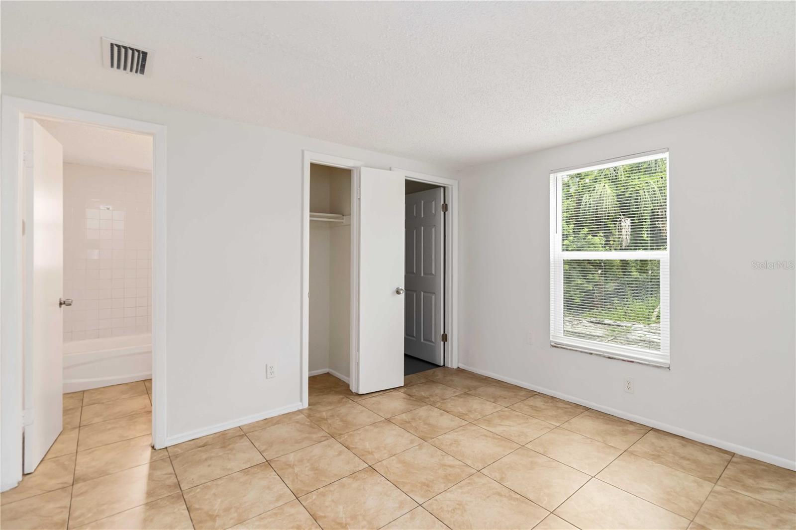 CAYMAN PARK - Residential Income