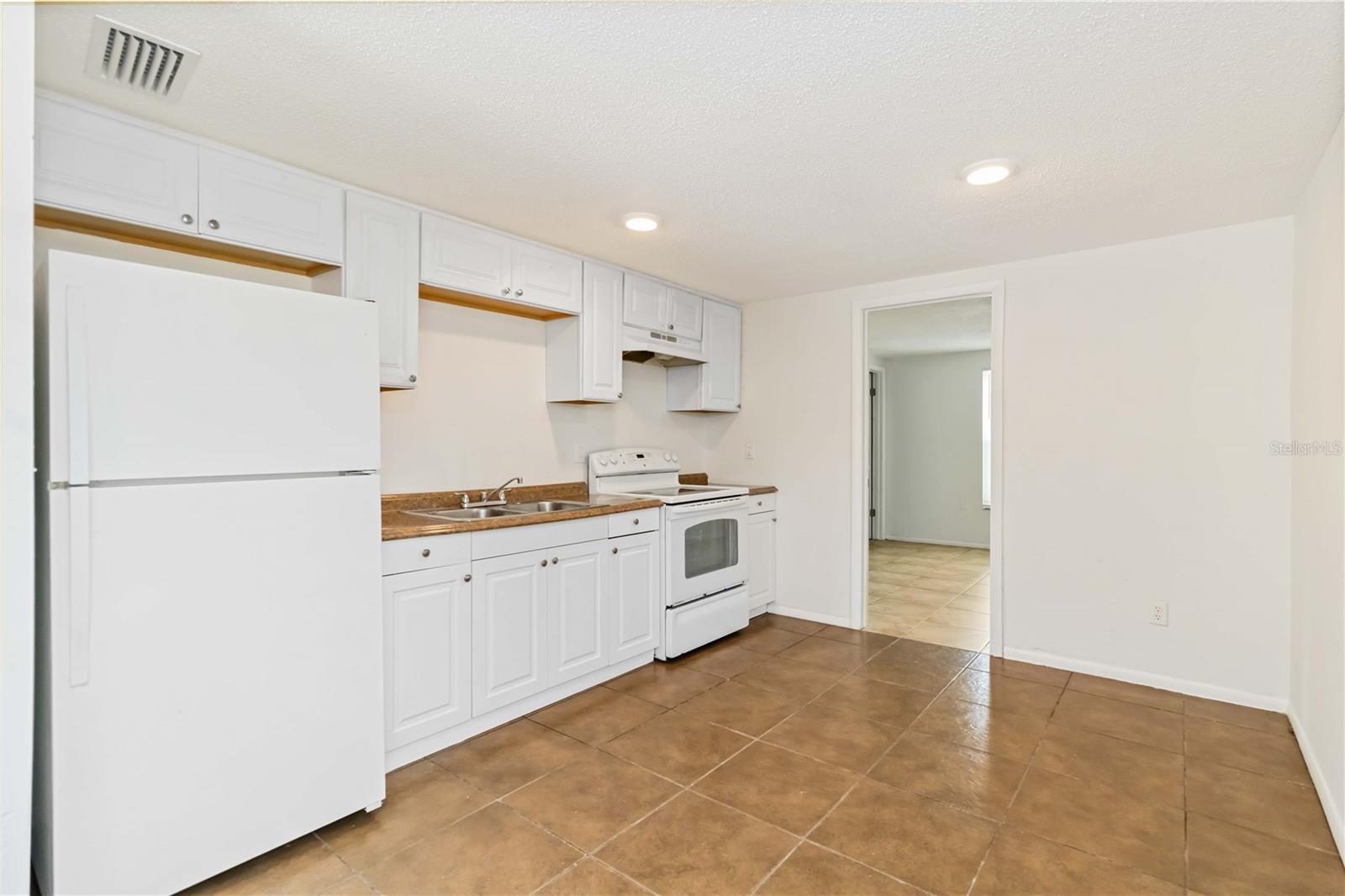 CAYMAN PARK - Residential Income