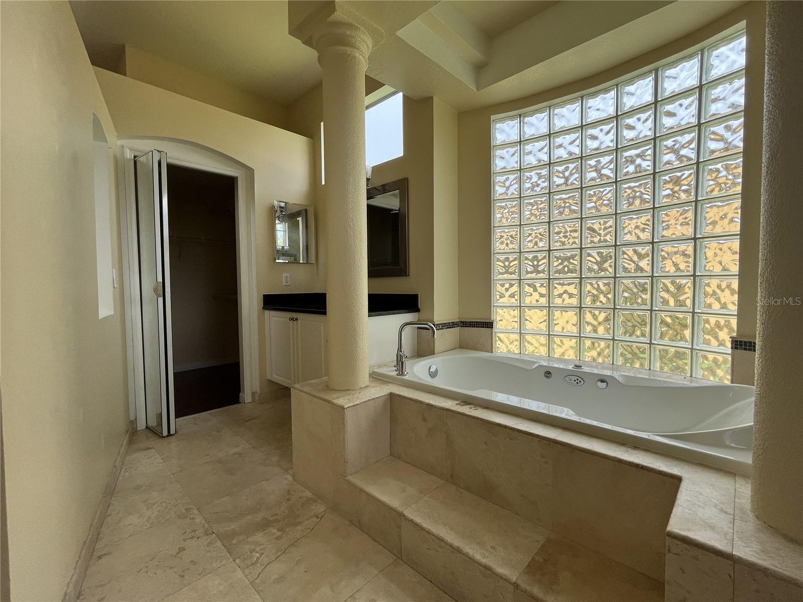 HAMPTONS - Residential Lease