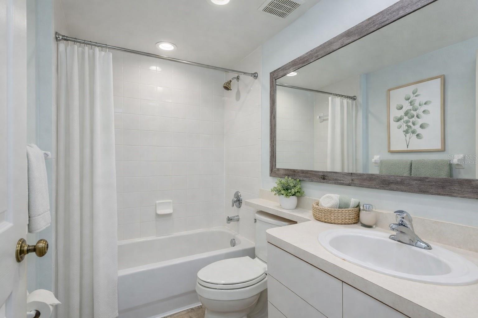 COUNTRY CLUB CONDO AT EAST BAY - Residential