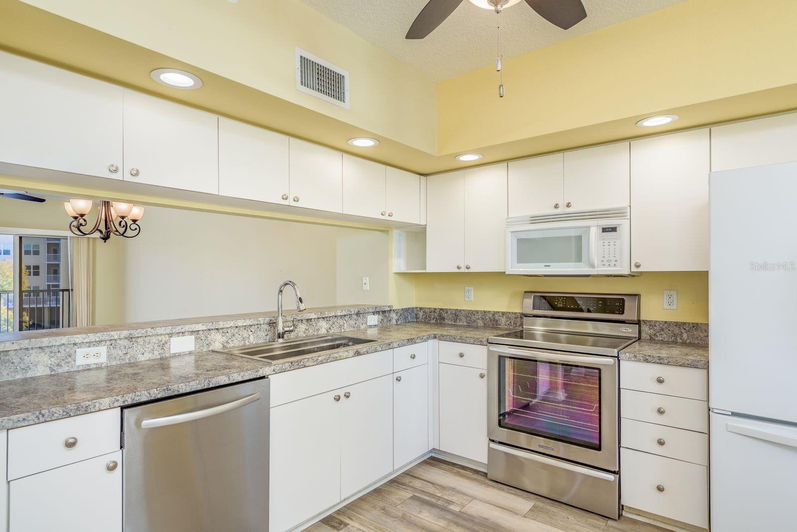 COUNTRY CLUB CONDO AT EAST BAY - Residential