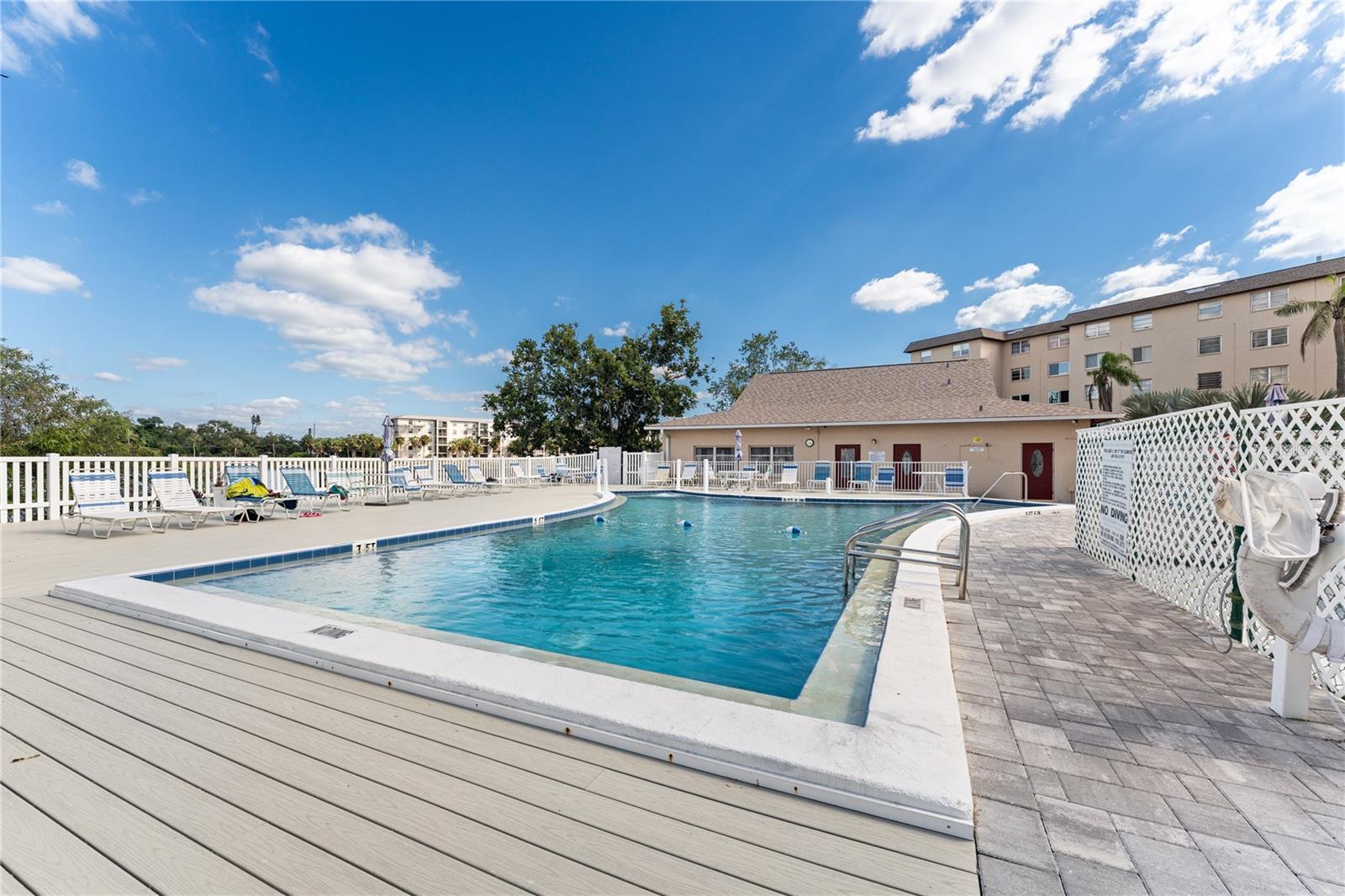 BAYSHORE ON THE LAKE APTS SEC 3 - Residential