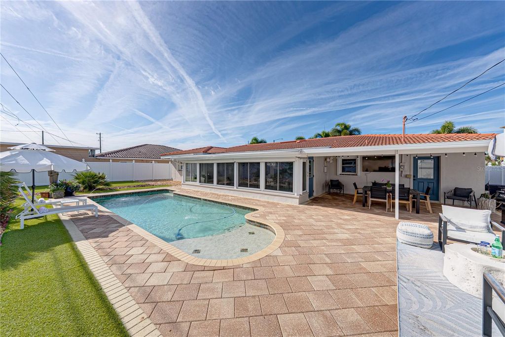 Photo of 6619 Blue Heron Drive S, St Petersburg, FL 33707 (MLS # TB8463790)