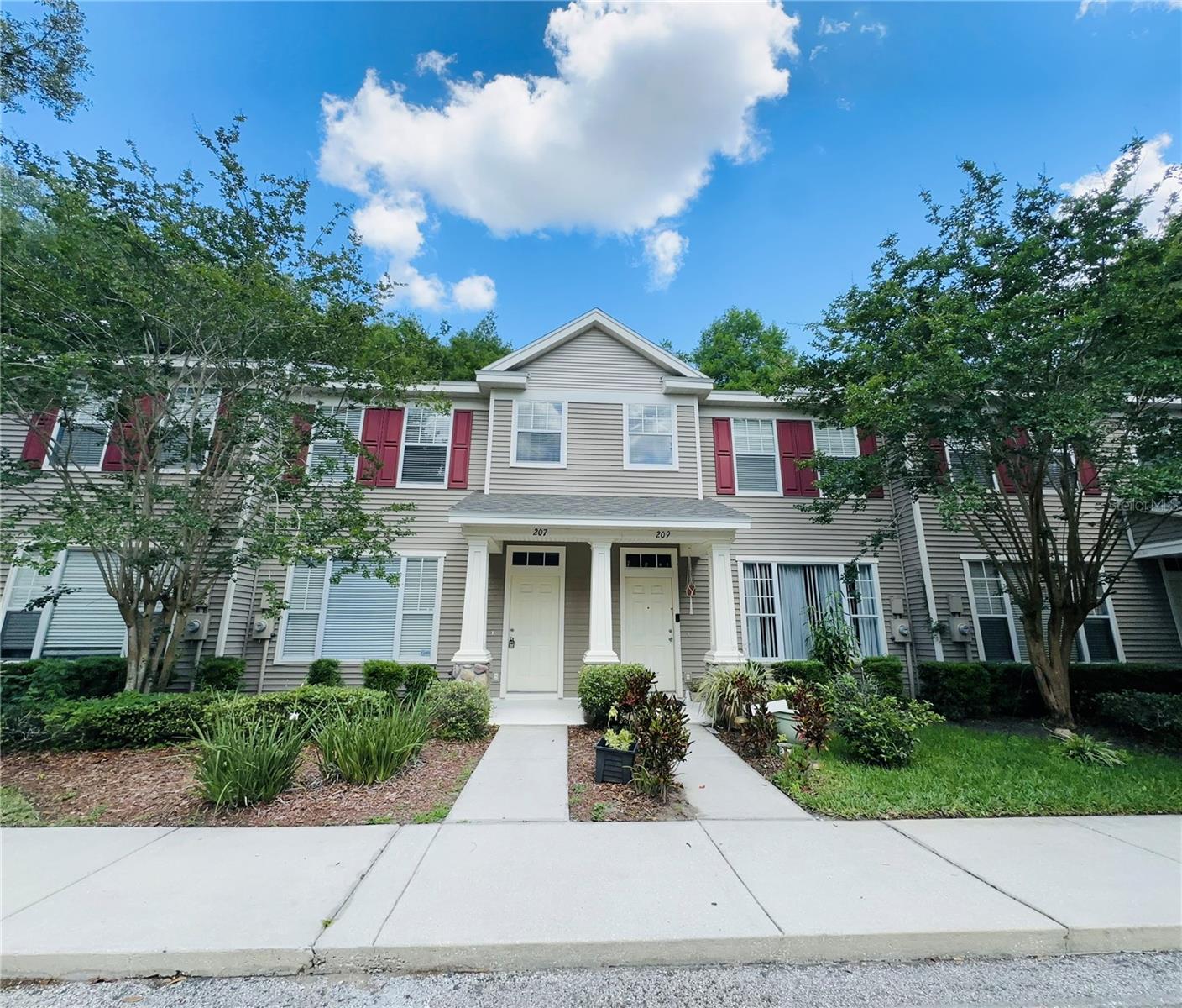 OAK VALLEY TWNHMS - Residential