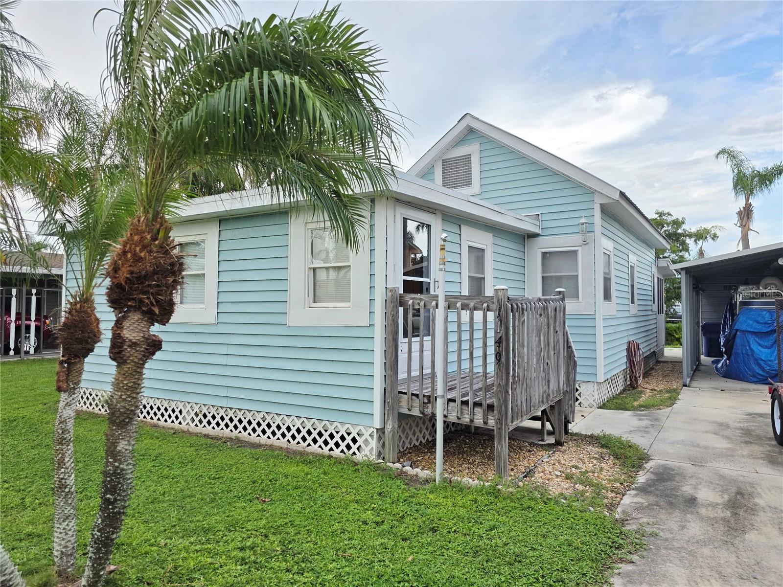 BUCKHEAD RIDGE - LAKE OKEECHOBEE ACCESS - Goes to Atlantic Ocean and Golf Coast, quaint home fully furnished, turnkey, block seawall, sprinkler system, reroofed in 2024, 2015 new windows double hang, carport, shed, nice screen room to enjoy your coffee in the morning.
Come and take a look.