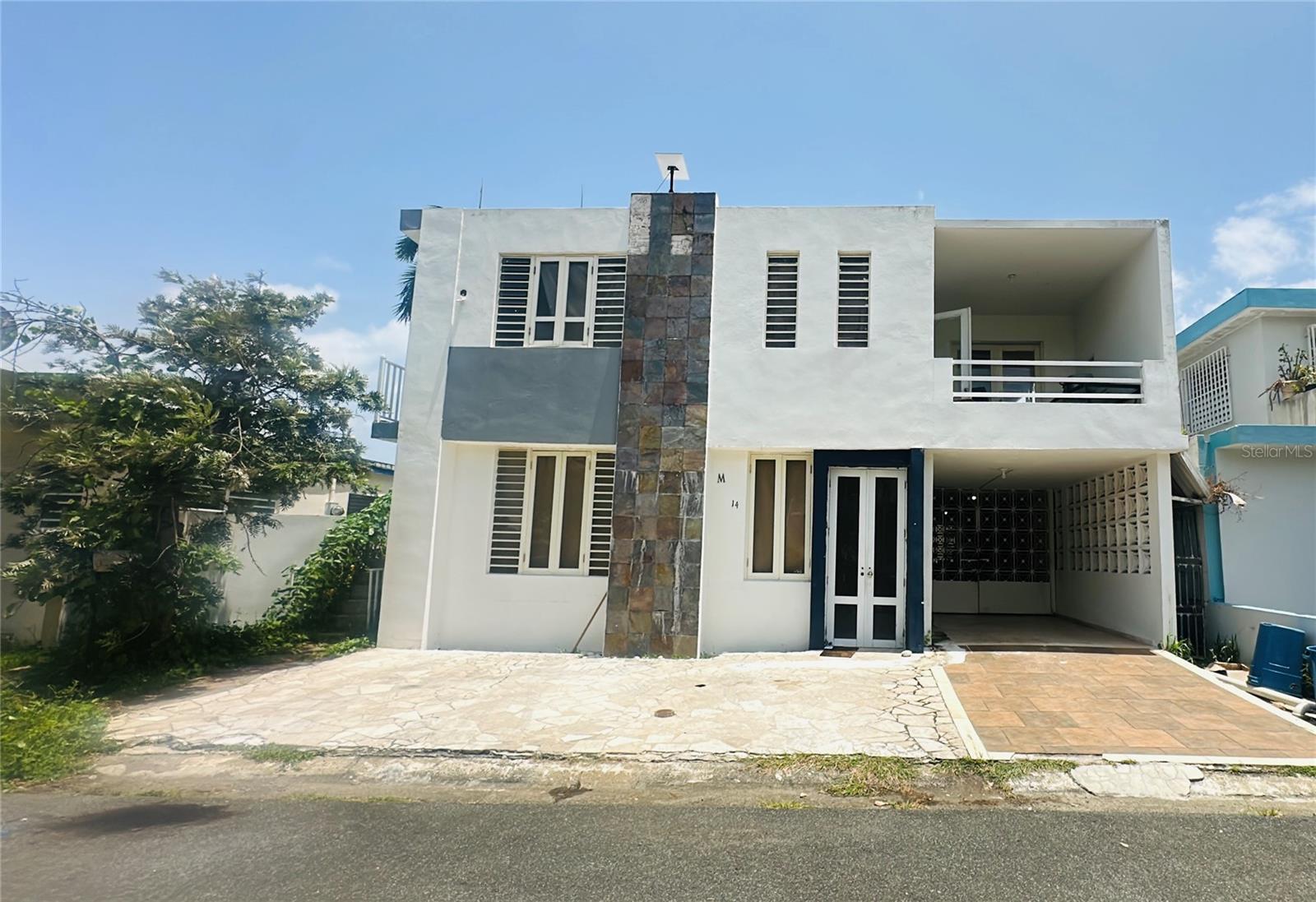 Investment opportunity in Bayamón! Two-level multifamily property with 3 residential units, ideal for rental or development. Key features: • Over 1,400 square feet of construction • 7 bedrooms and 3 bathrooms distributed across multiple units • Some units include refrigerator, air conditioning, heater, and dryer • Active water and electricity services • Parking available Located in an accessible area with high potential for income. Perfect for investors looking to generate passive income or renovate for resale. Contact us for more details or to schedule a visit.