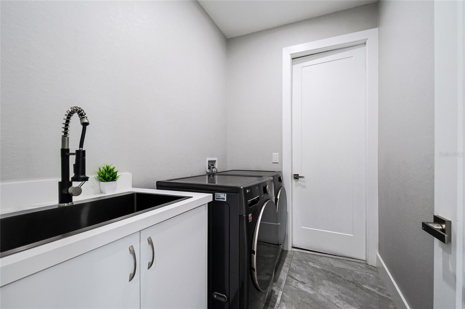 WALK IN WATER LAKE ESTATES PH 01 - Residential