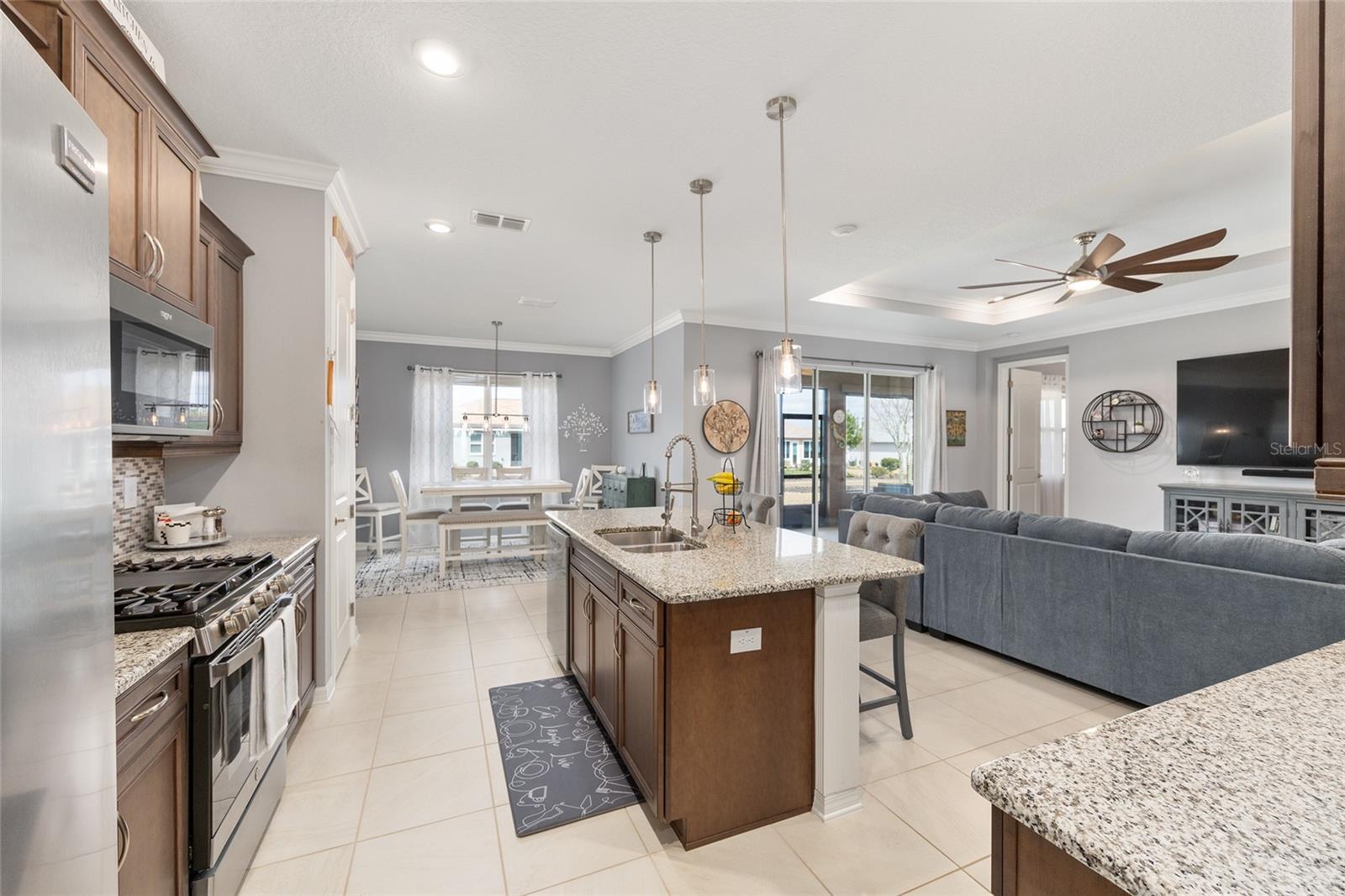 ON TOP OF THE WORLD - Residential