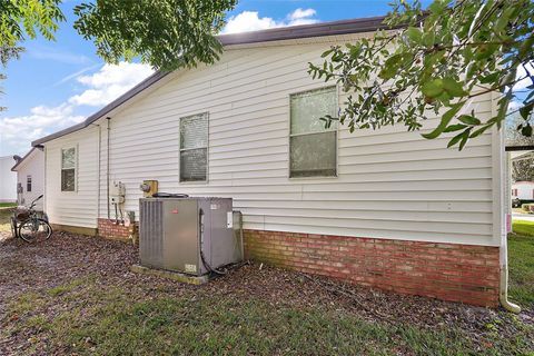 A home in LADY LAKE