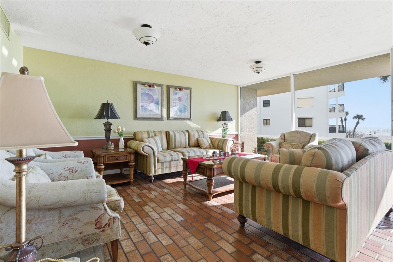 REDINGTON TOWERS 1 CONDO - Residential