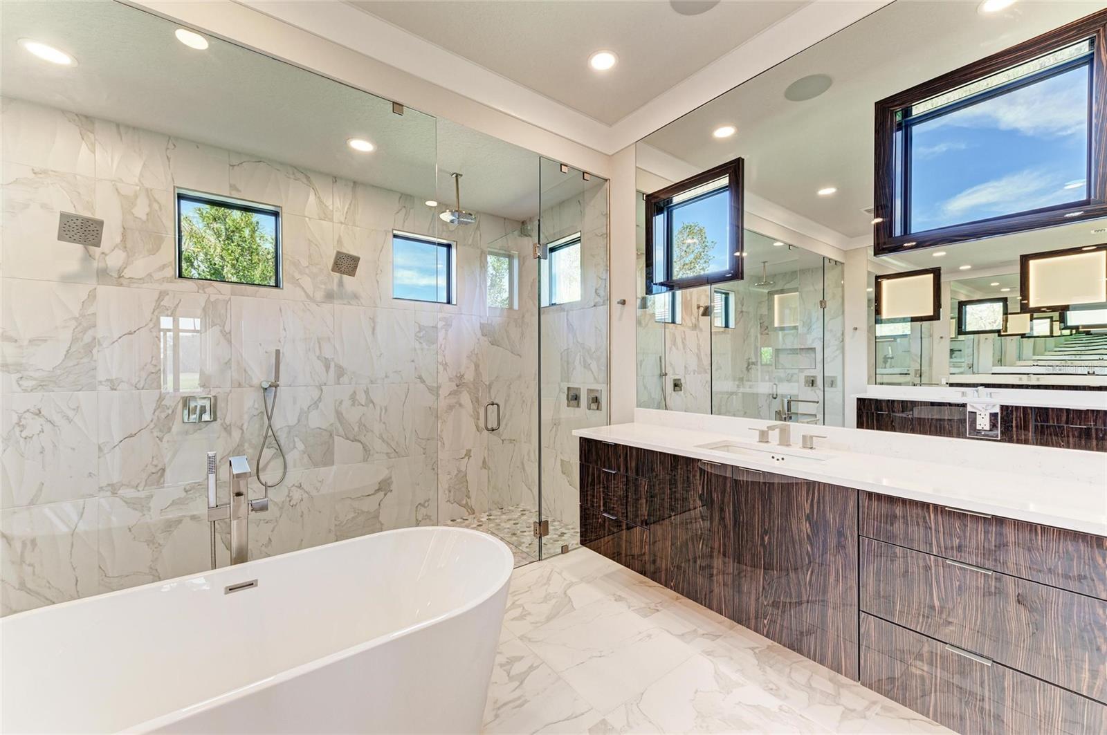 FOUNDERS CLUB - Residential