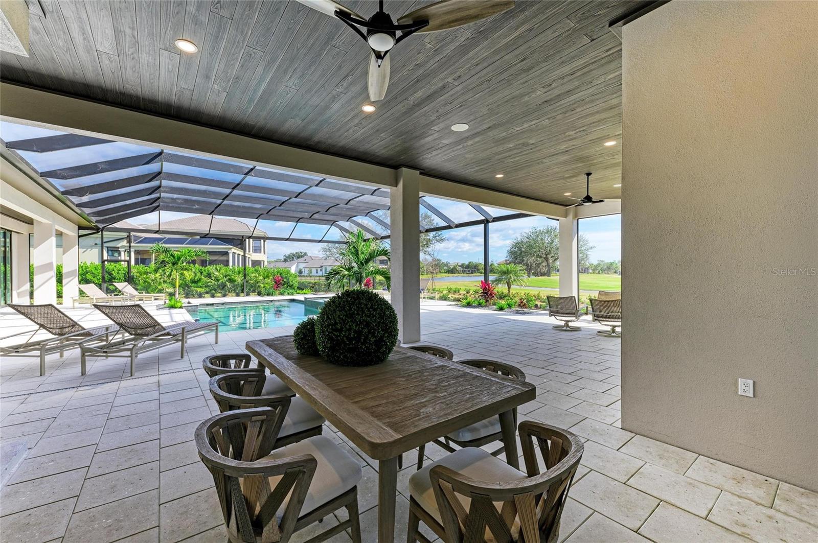 FOUNDERS CLUB - Residential