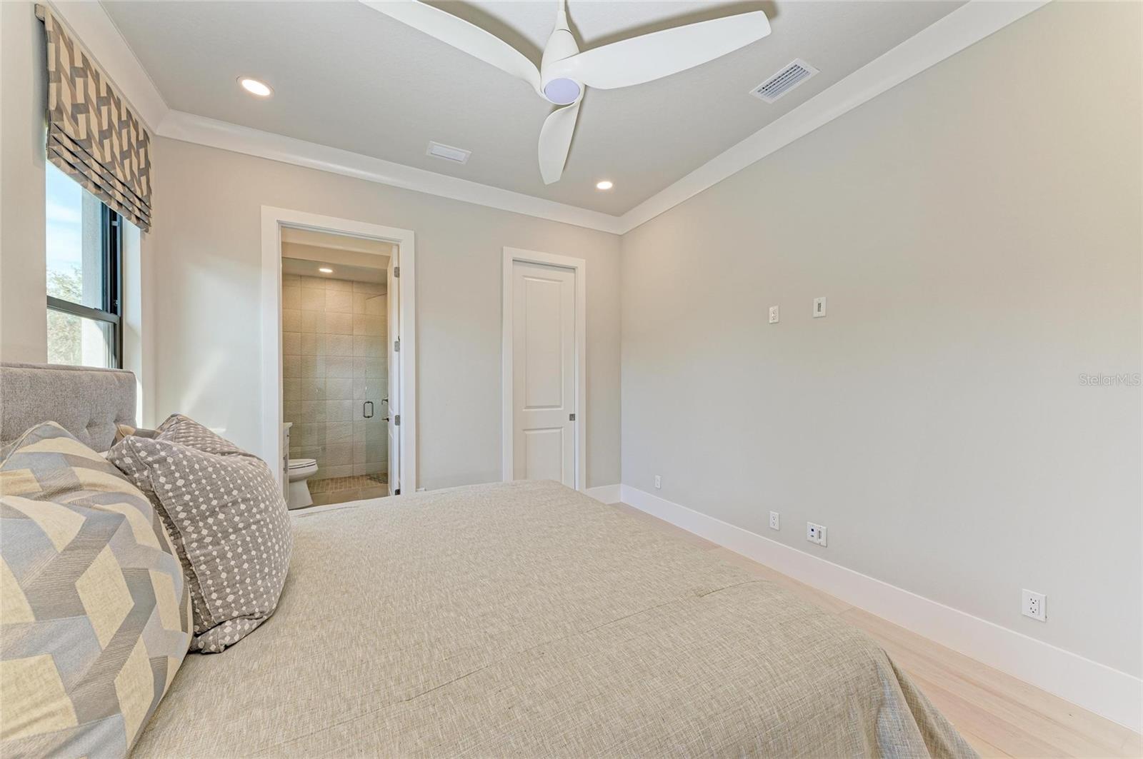 FOUNDERS CLUB - Residential