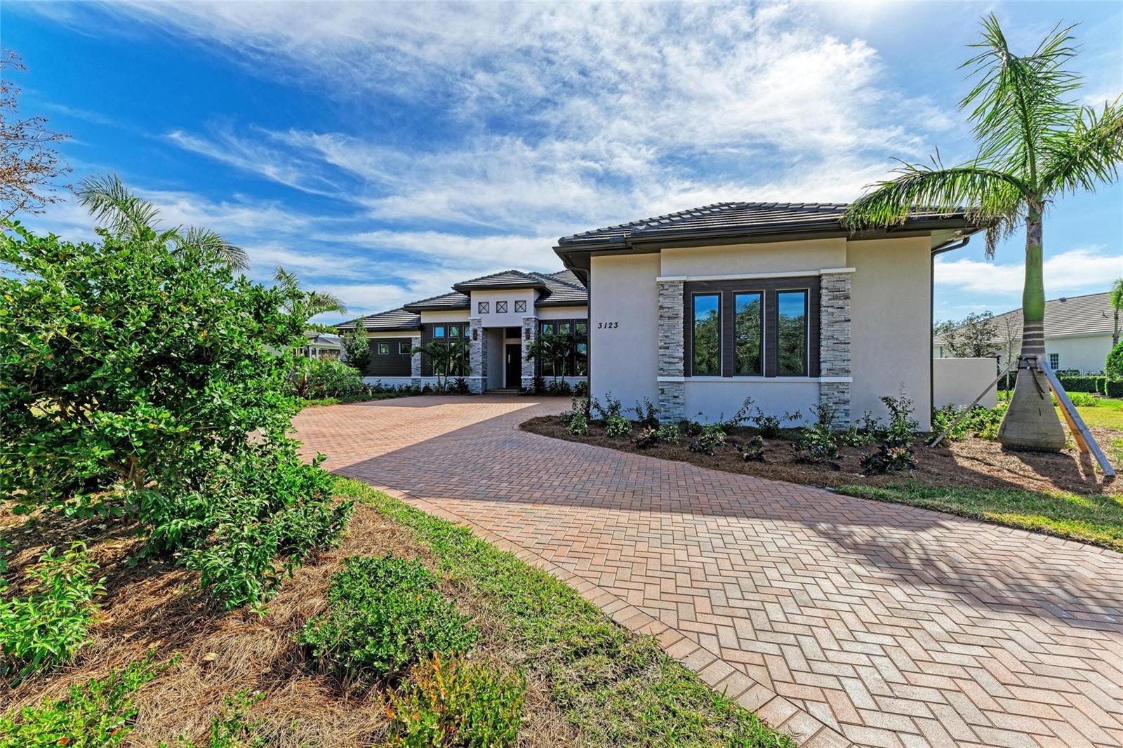 FOUNDERS CLUB - Residential