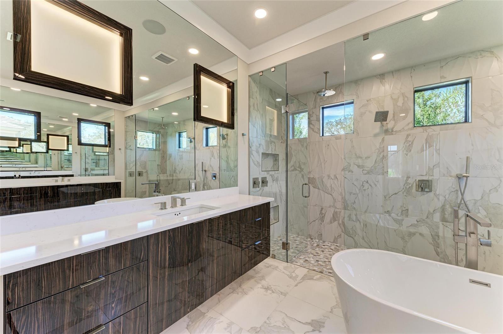 FOUNDERS CLUB - Residential