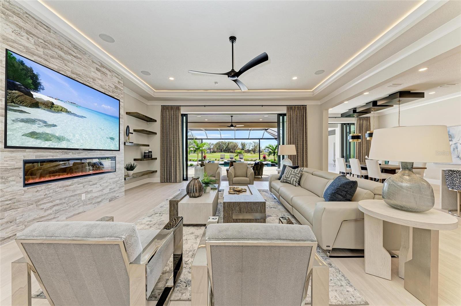 FOUNDERS CLUB - Residential