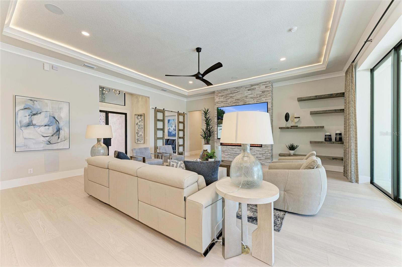 FOUNDERS CLUB - Residential