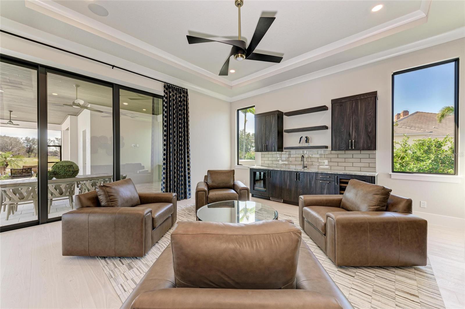 FOUNDERS CLUB - Residential