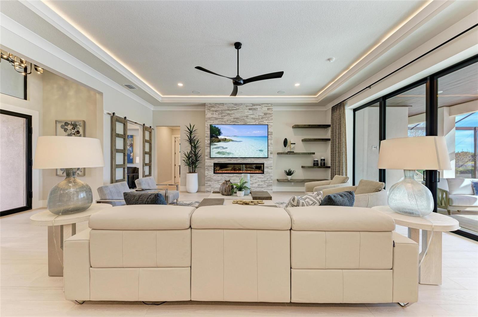 FOUNDERS CLUB - Residential