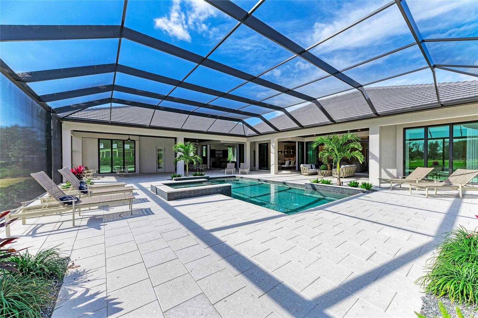 FOUNDERS CLUB - Residential