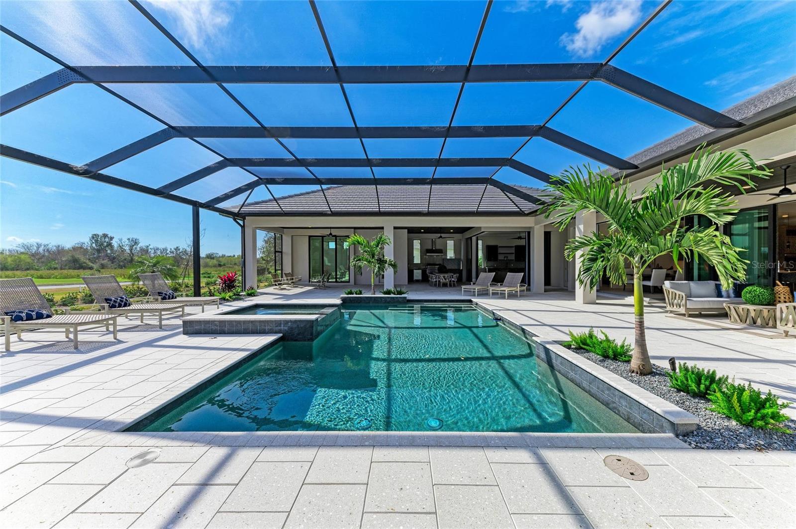 FOUNDERS CLUB - Residential