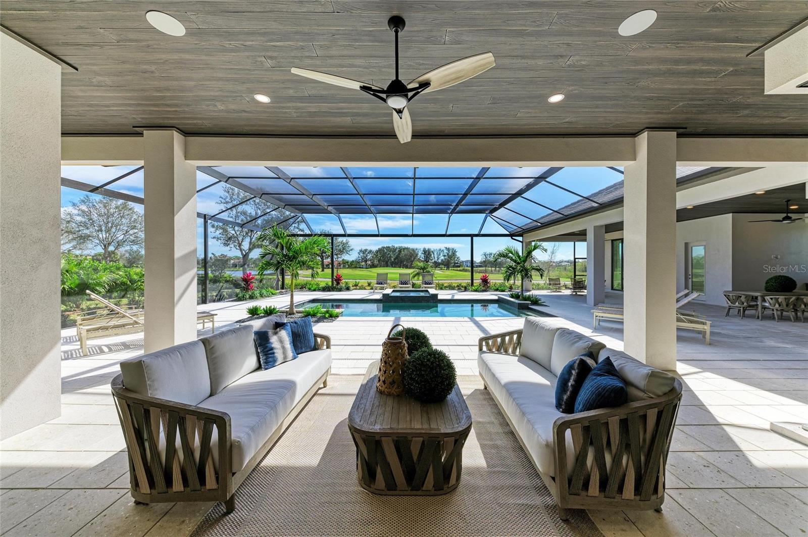 FOUNDERS CLUB - Residential