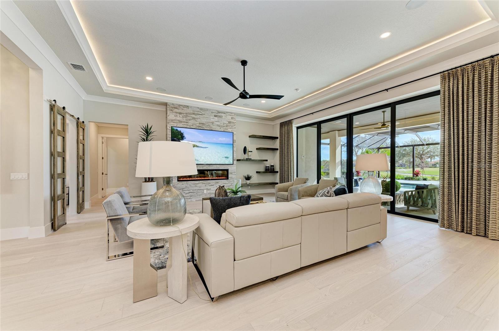 FOUNDERS CLUB - Residential