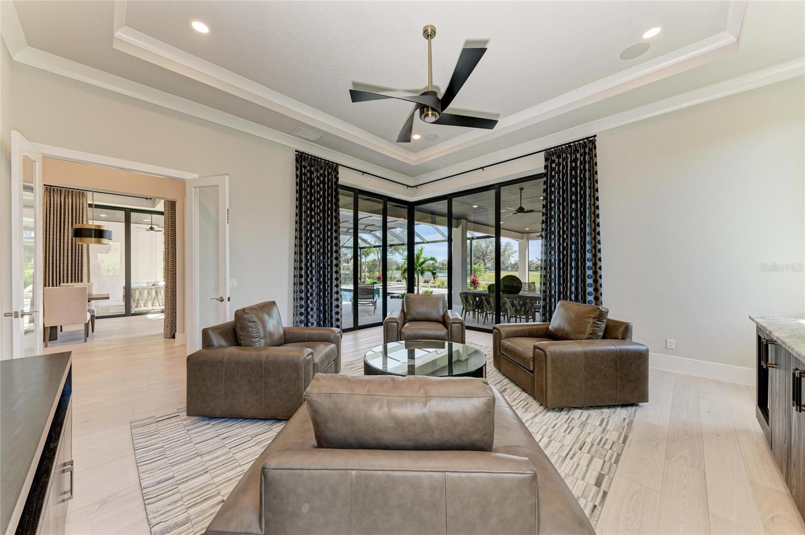 FOUNDERS CLUB - Residential