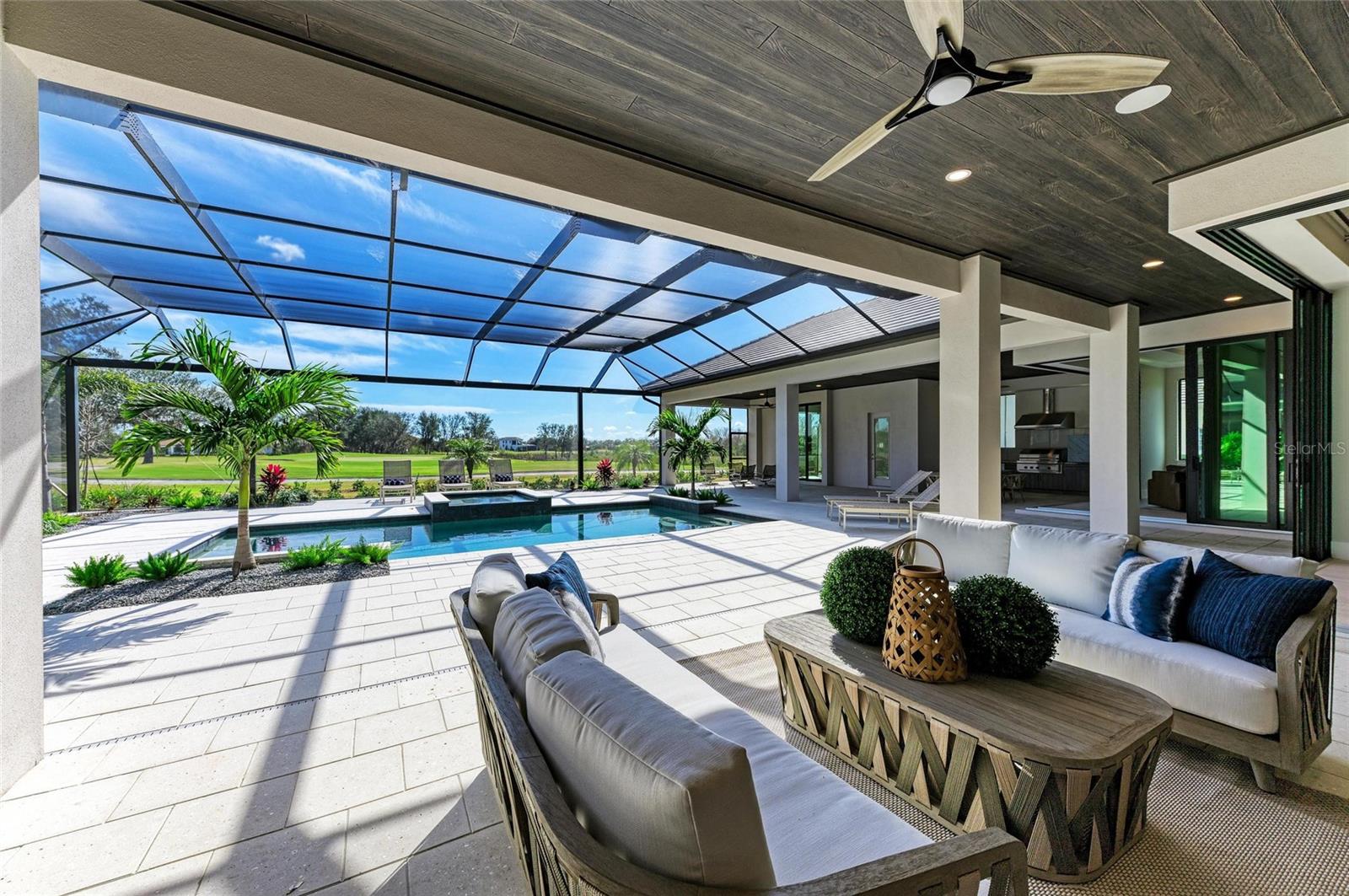 FOUNDERS CLUB - Residential