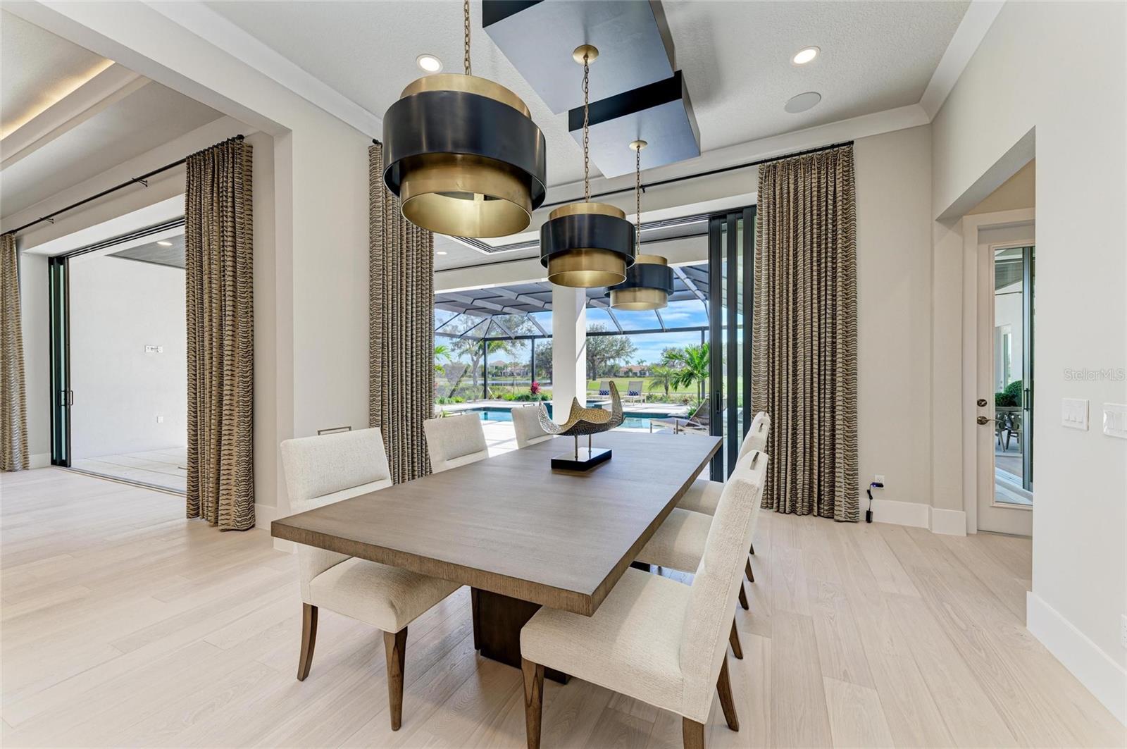 FOUNDERS CLUB - Residential