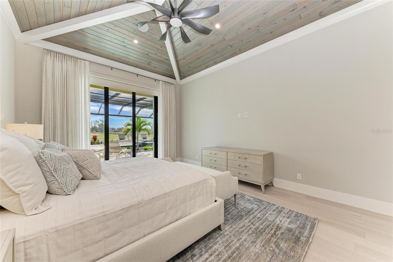 FOUNDERS CLUB - Residential