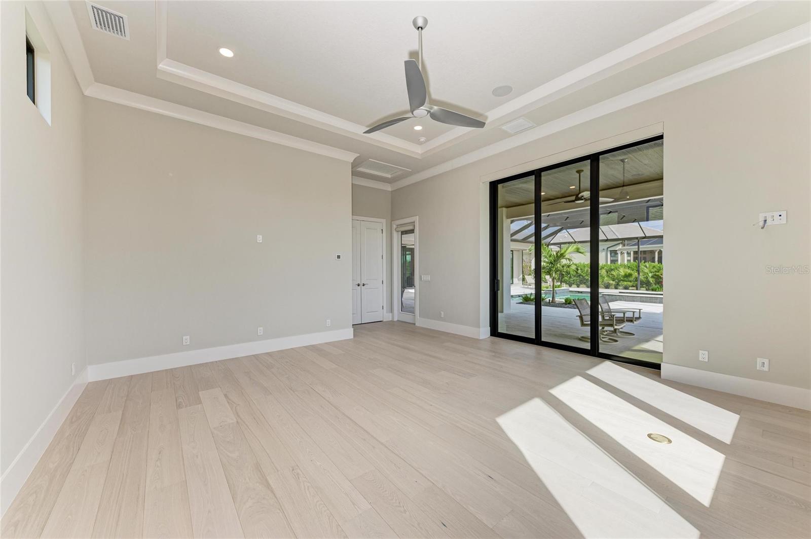 FOUNDERS CLUB - Residential