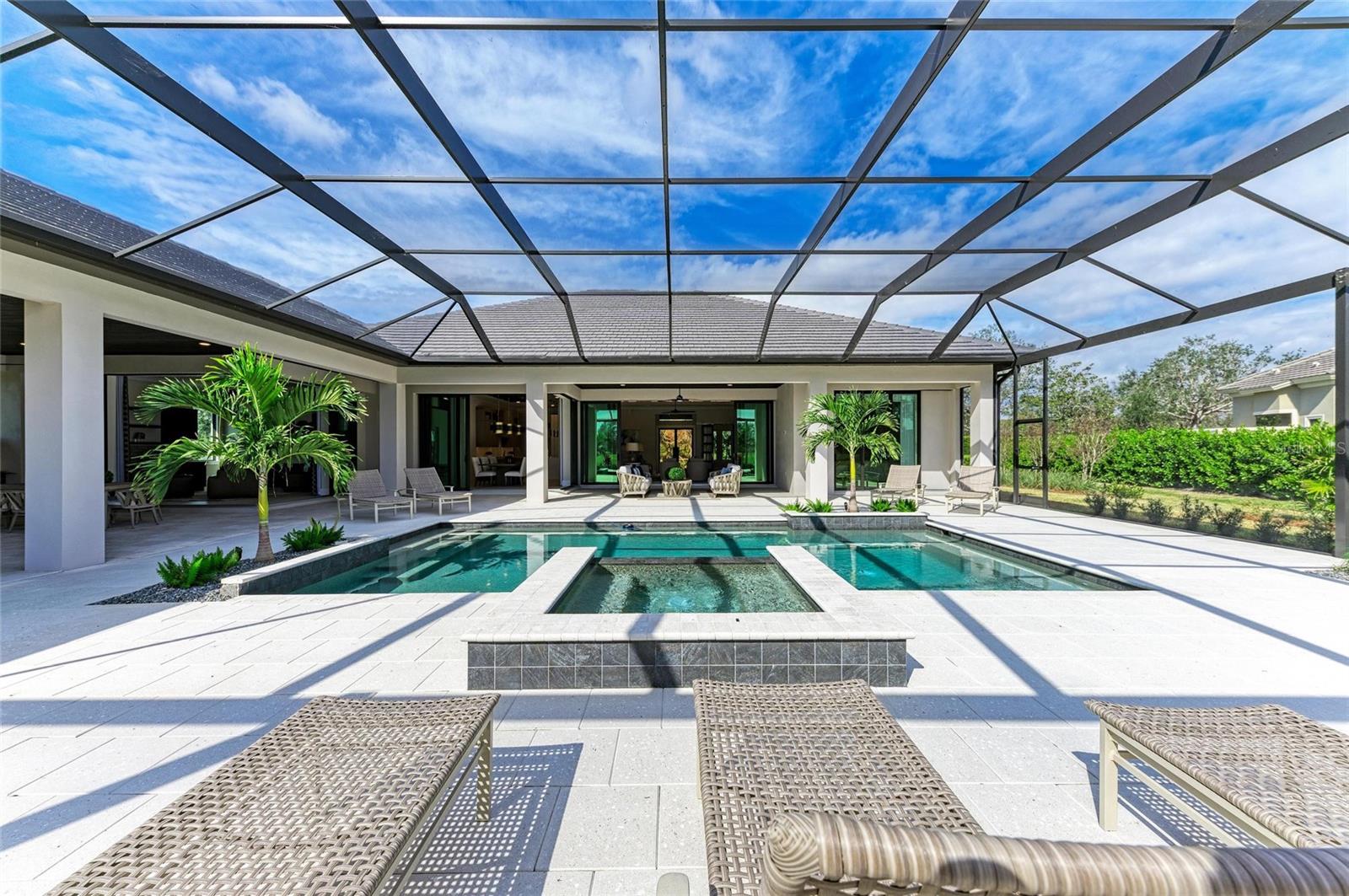 FOUNDERS CLUB - Residential