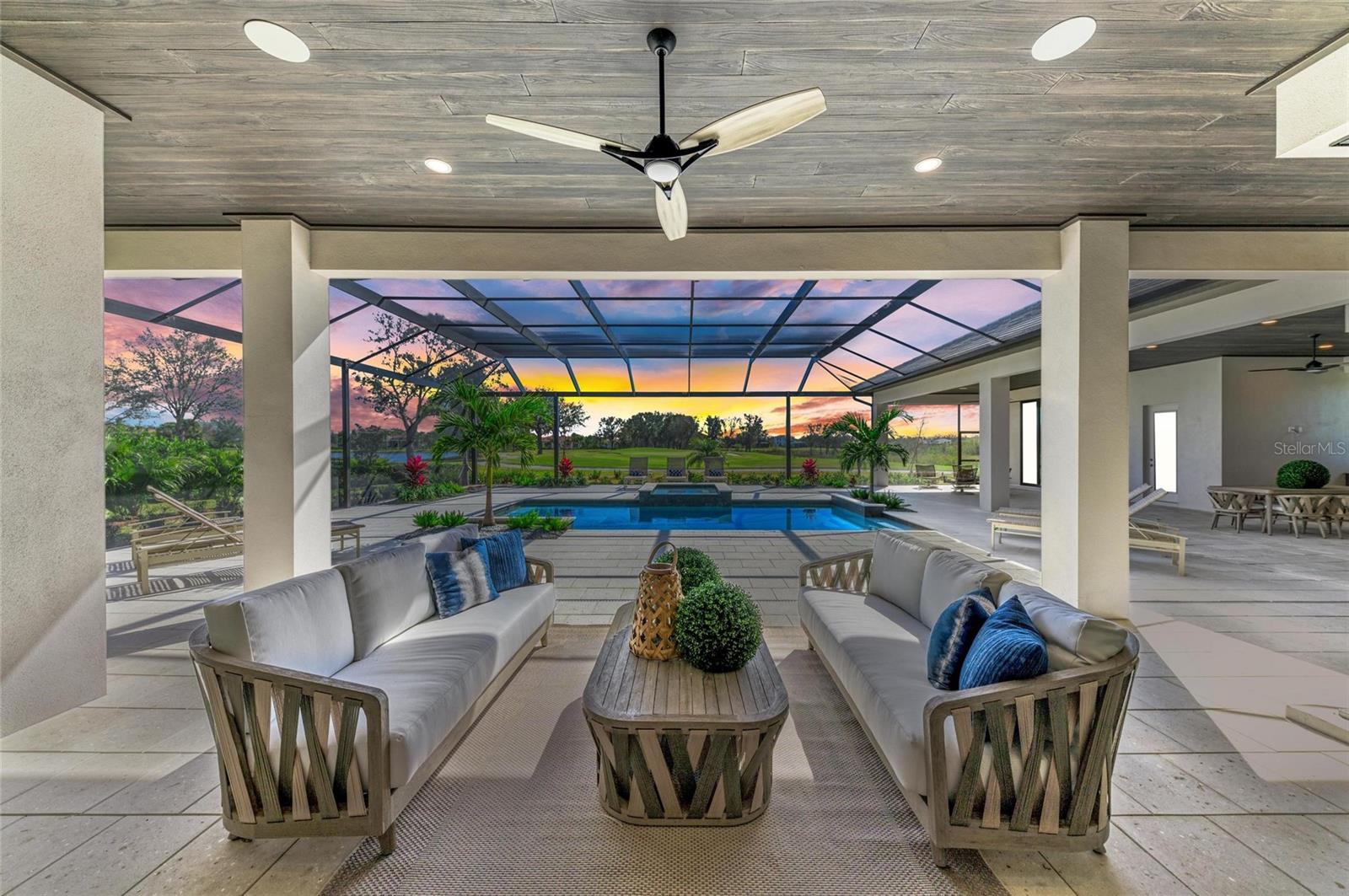 FOUNDERS CLUB - Residential