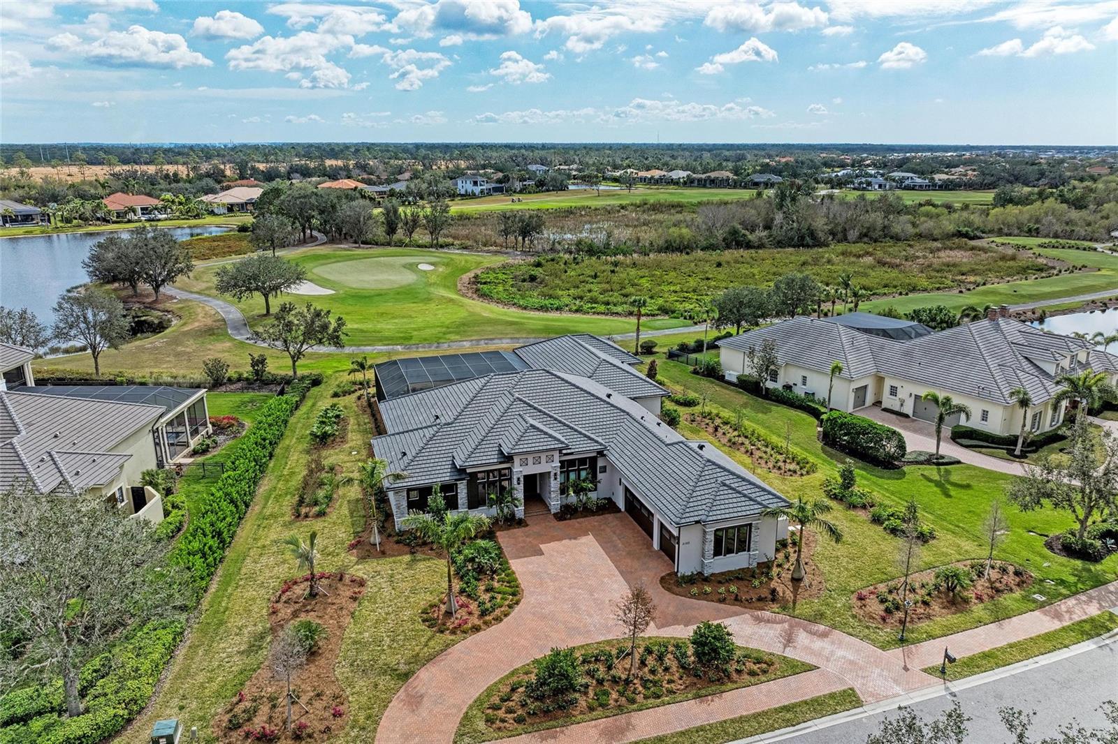 FOUNDERS CLUB - Residential