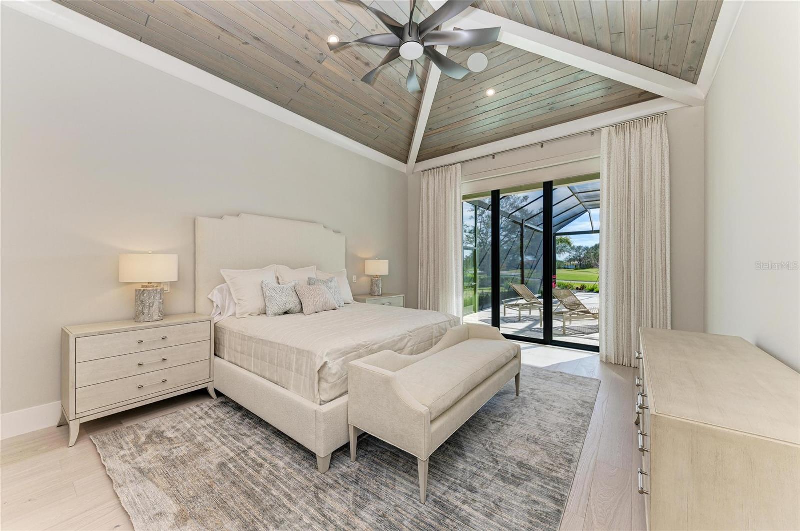 FOUNDERS CLUB - Residential