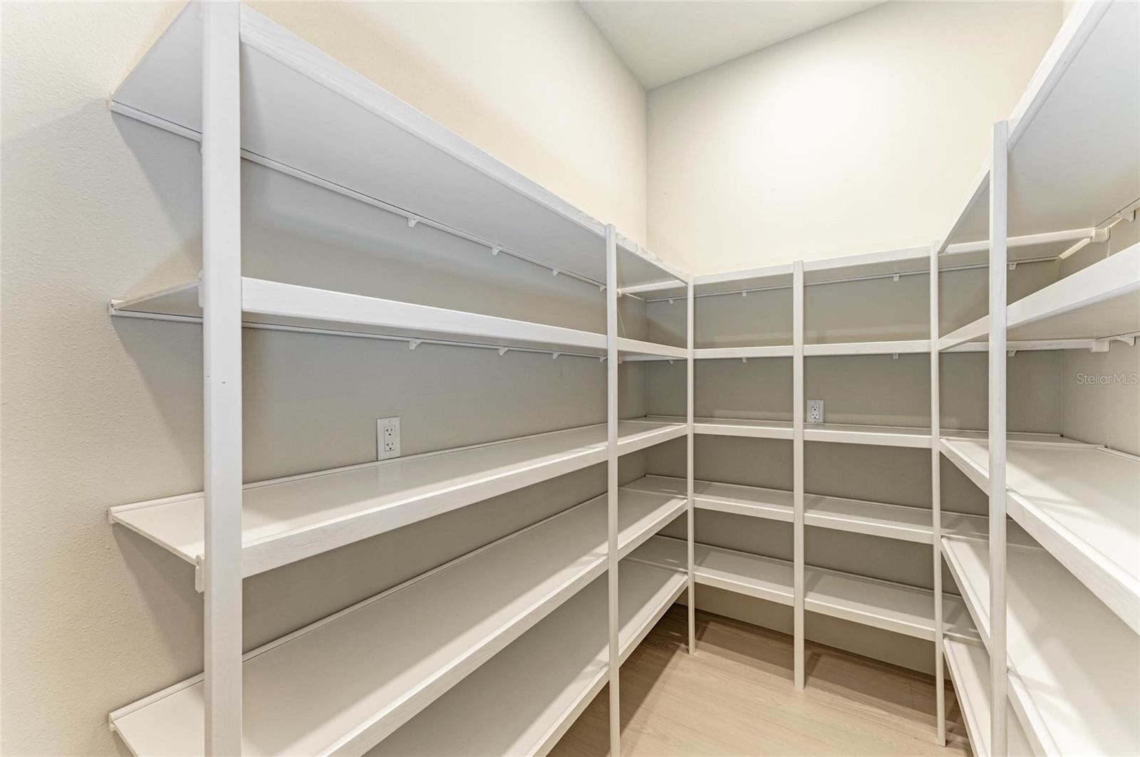 FOUNDERS CLUB - Residential