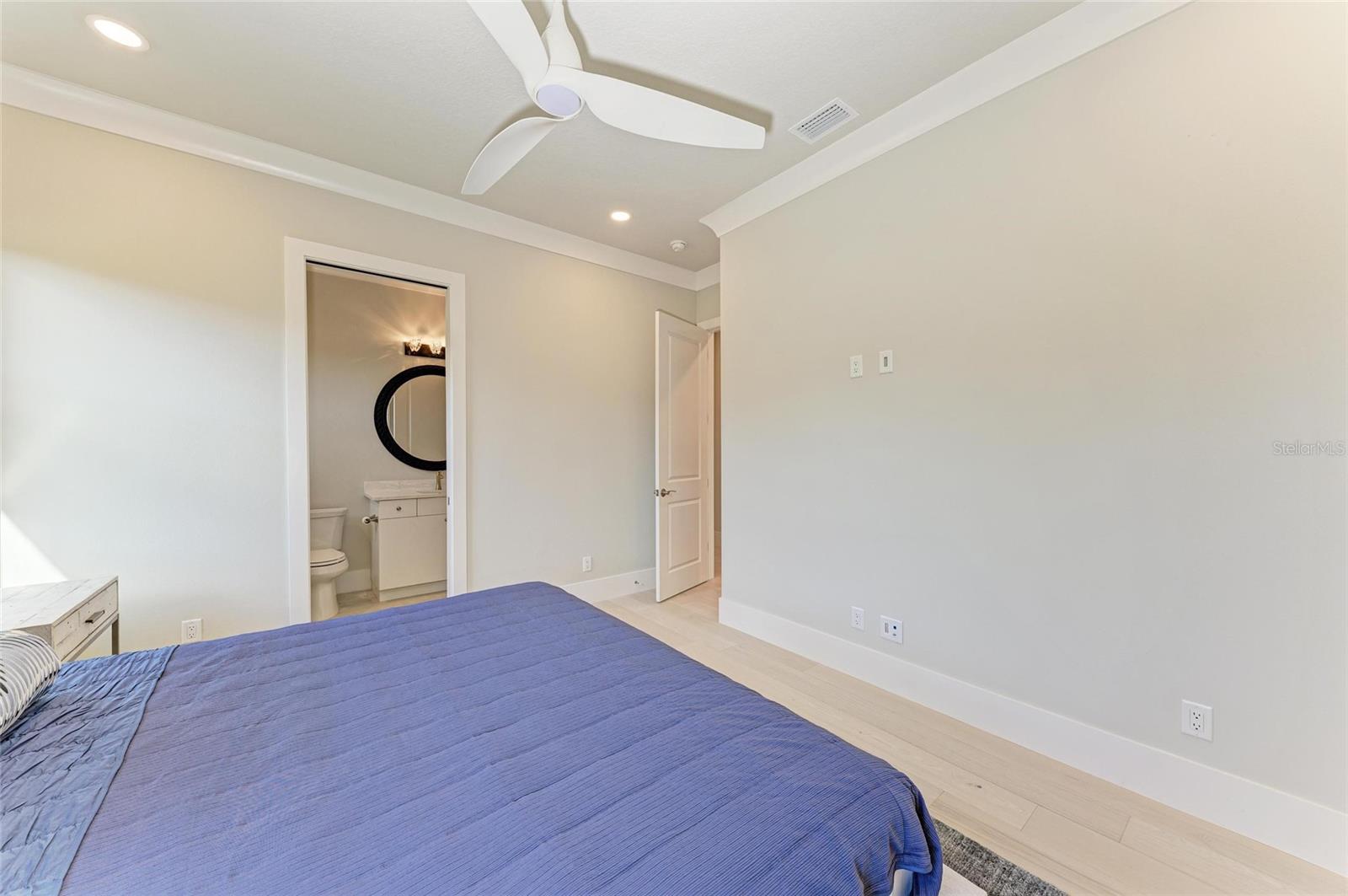 FOUNDERS CLUB - Residential