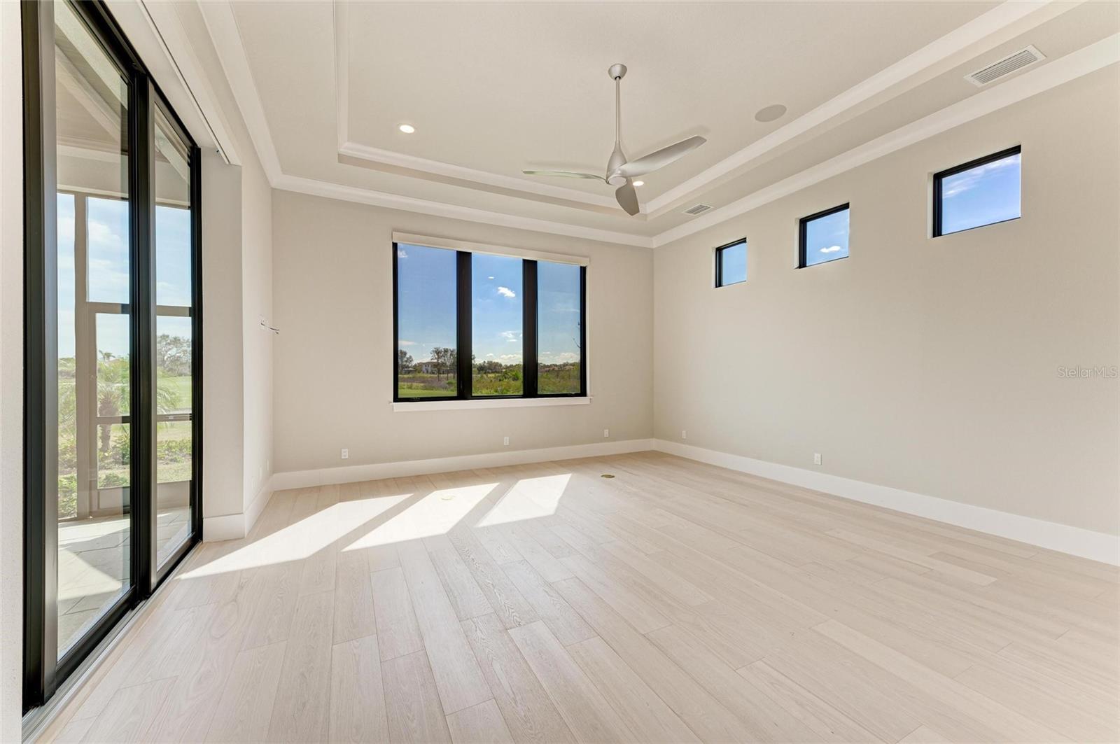 FOUNDERS CLUB - Residential