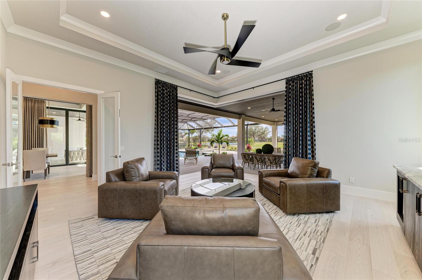 FOUNDERS CLUB - Residential