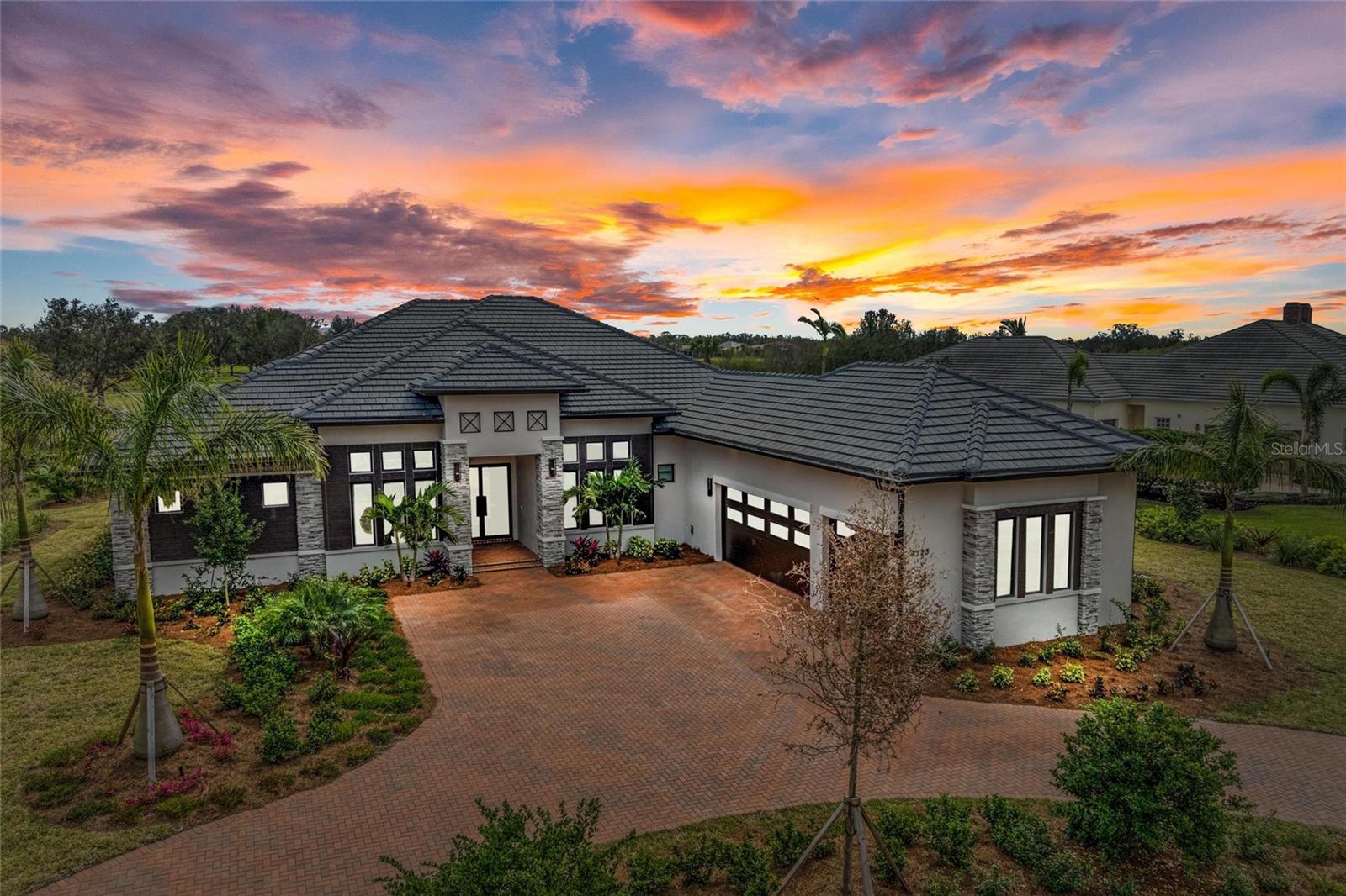 FOUNDERS CLUB - Residential