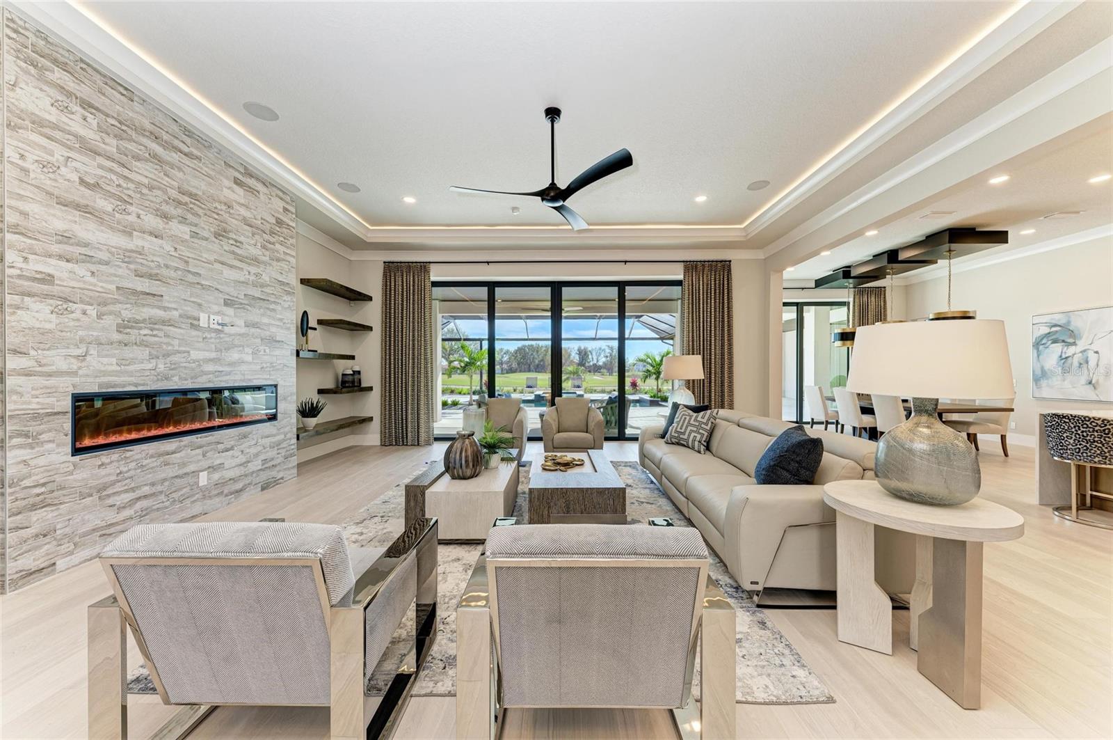 FOUNDERS CLUB - Residential